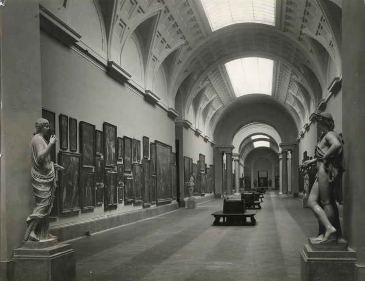 Fotografías del Salón Central del Museo del Prado tras las obras de reforma de la Galería central del Museo del Prado realizadas por Pedro Muguruza en 1927. Fecha 12-12-1927